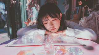 Japan's Sticker Craze: Bonbon Drop Seal Frenzy Overwhelms Store Staff as "Heisei Girls" Drive a Cultural Phenomenon